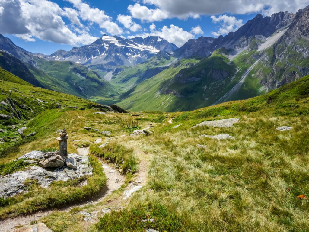 paysage de massif de montagnes et chemins de randonnées