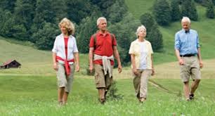 article rando santé, deux couples pratiquant de la randonnée en pleine nature