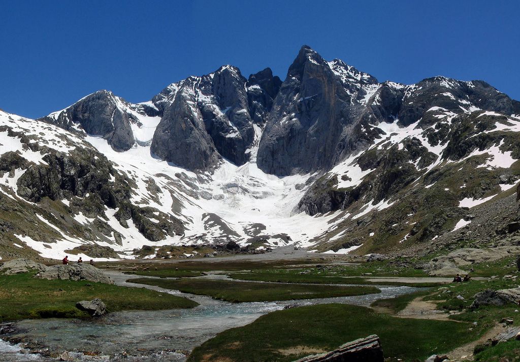 Paysage d'un massif montagneux dans les Pyrénées